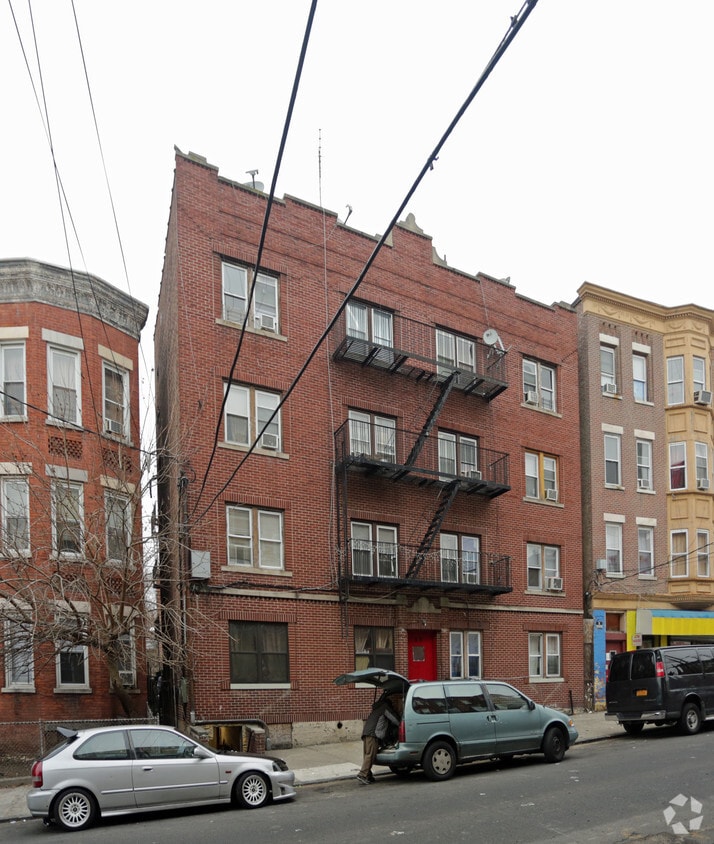 Building Photo - 59 Maple St