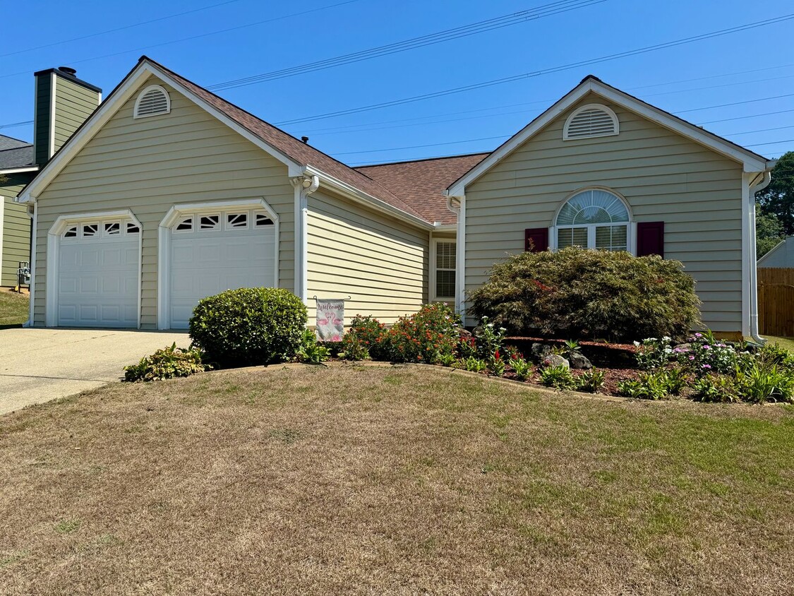 Primary Photo - Sunroom and Fenced Backyard in the Heart o...