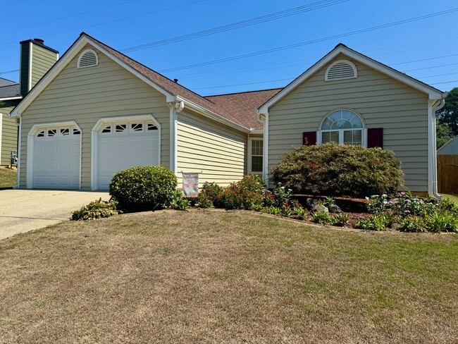 Sunroom and Fenced Backyard in the Heart of Kennesaw! - Sunroom and Fenced Backyard in the Heart of Kennesaw! House