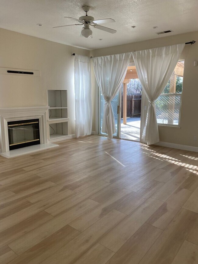 Building Photo - Beautiful 4 Bed 2 Bath House Available Now!