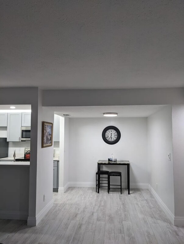 Building Photo - 201 Santa Clara Dr