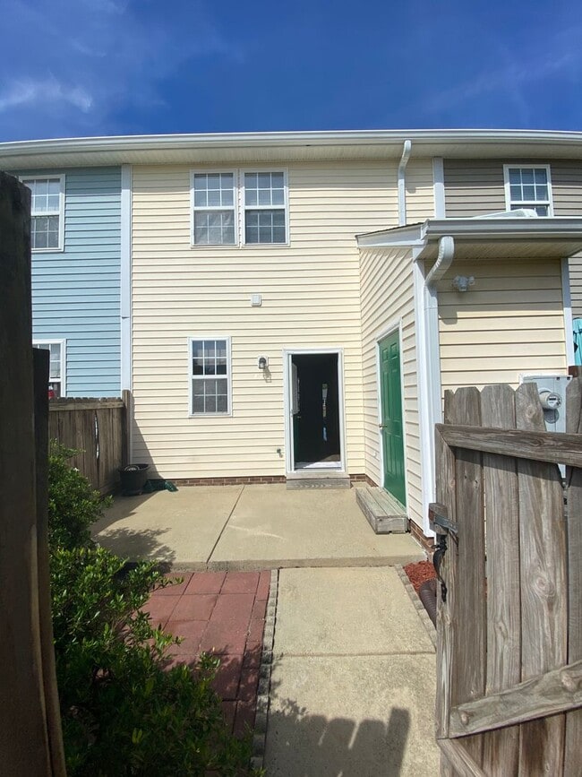 Building Photo - 330 Commons Dr