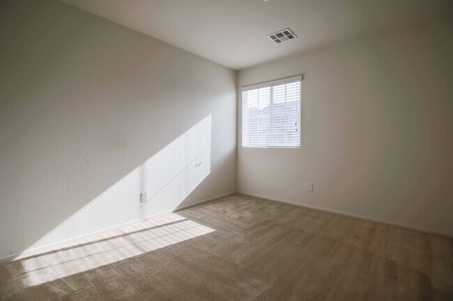 Building Photo - Spacious 2 story home at Mountains Edge