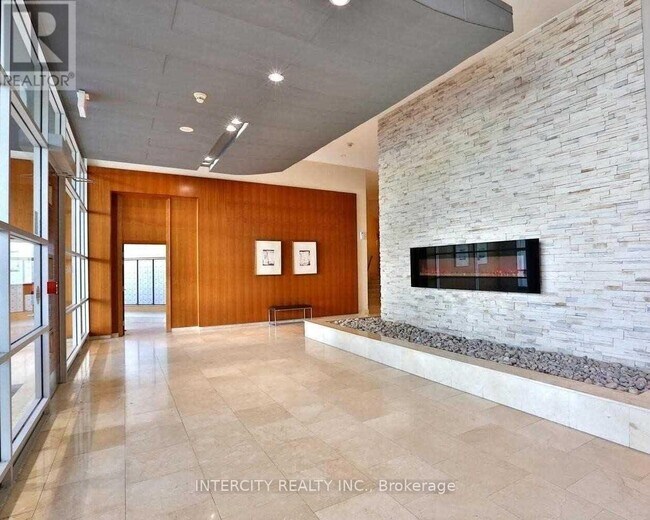 Photo du bâtiment - 220-220 Burnhamthorpe Rd W