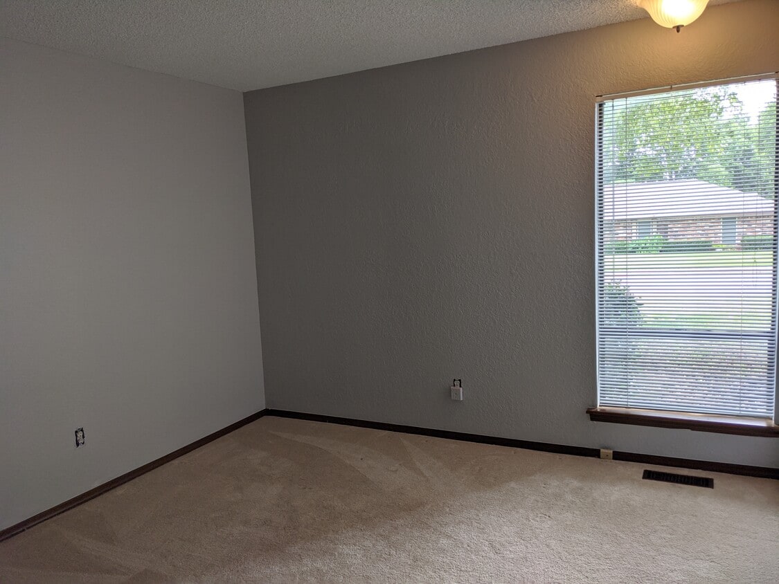 first bedroom - 205 N Easy St (Edmond, OK)