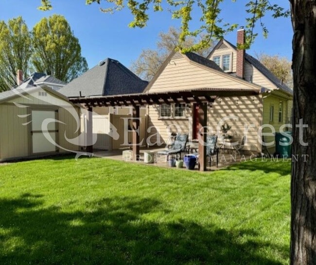 Building Photo - Charming Two Bedroom House with Bonus Room & Large Fenced Yard