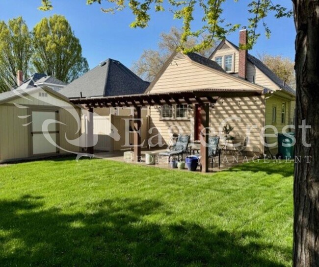 Foto del edificio - Two Bedroom House with Large Fenced Yard