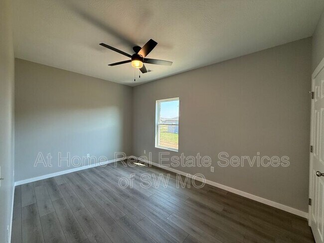 Building Photo - 4930 W Minota St