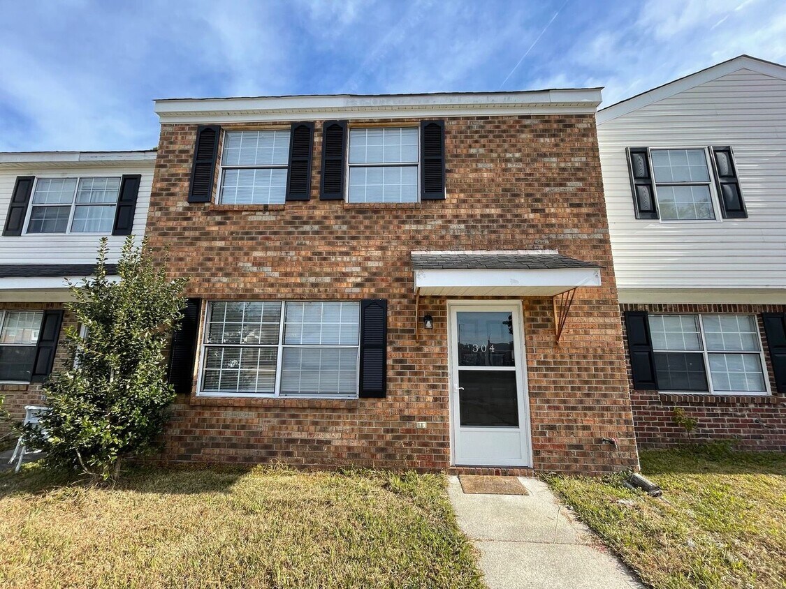 304 Myrtlewood Cir, Jacksonville, NC 28546 Townhome Rentals in