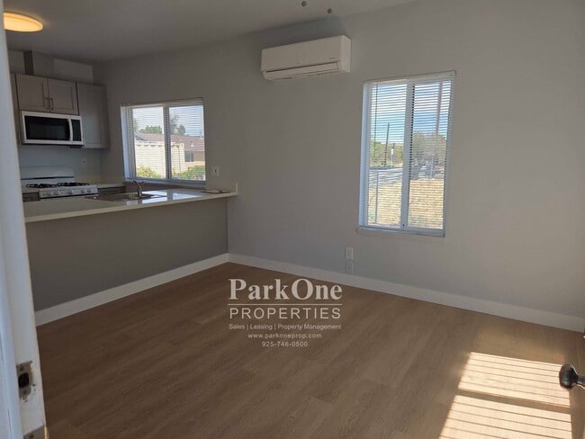 Foto del edificio - 2314 Willow Pass Rd