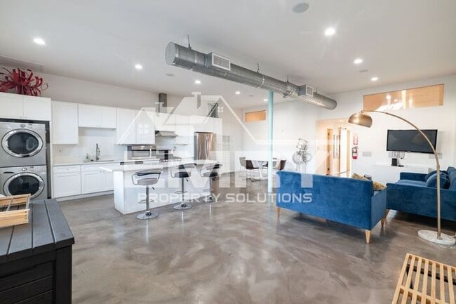 Building Photo - Prime Commercial Office Space Available Beverly Blvd Los Angeles