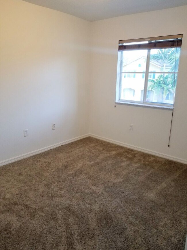 Building Photo - Beautiful, recently renovated 3 bedrooms, ...