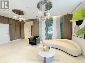 Building Photo - 758 Dovercourt Rd