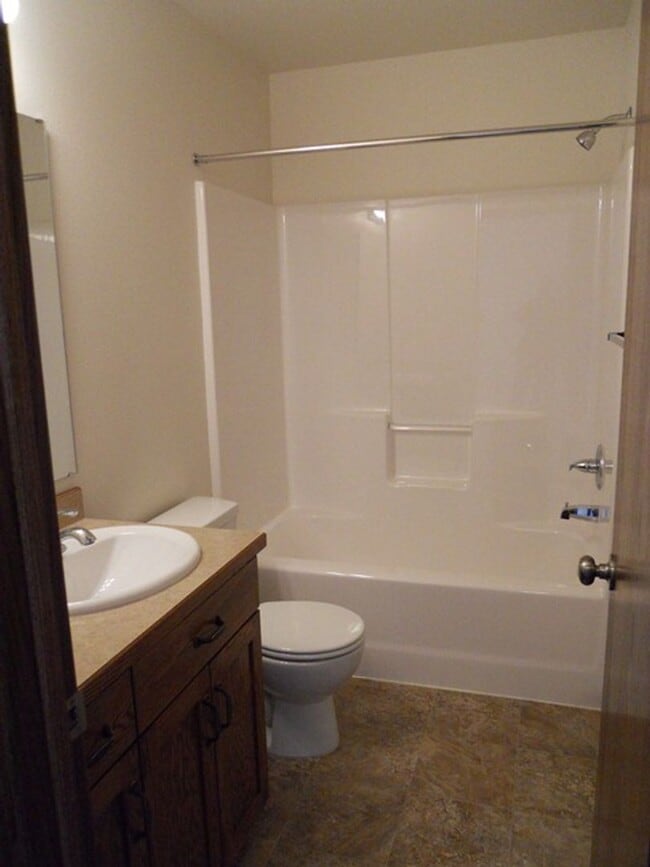 Building Photo - 3 Bed 3 Bath Twin Home