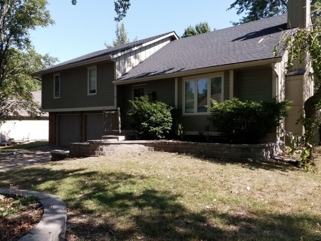 Building Photo - Coming Soon – Beautifully Renovated 4-Bedroom Home in Blue Springs!