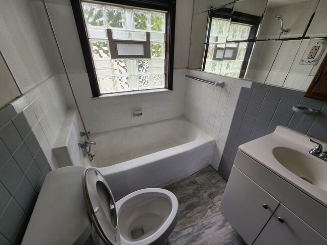 Building Photo - 3 Bedroom 1 bath HomeCharming Updated Home in Quiet Bedford Neighborhood