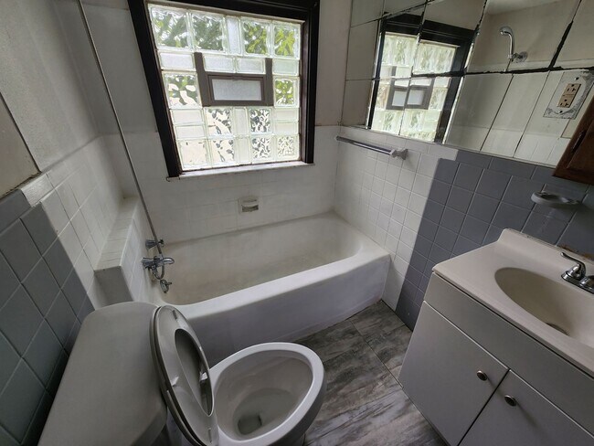 Foto del edificio - 3 Bedroom 1 bath HomeCharming Updated Home in Quiet Bedford Neighborhood