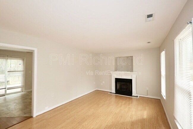 Foto del edificio - 33 Fairwood Dr