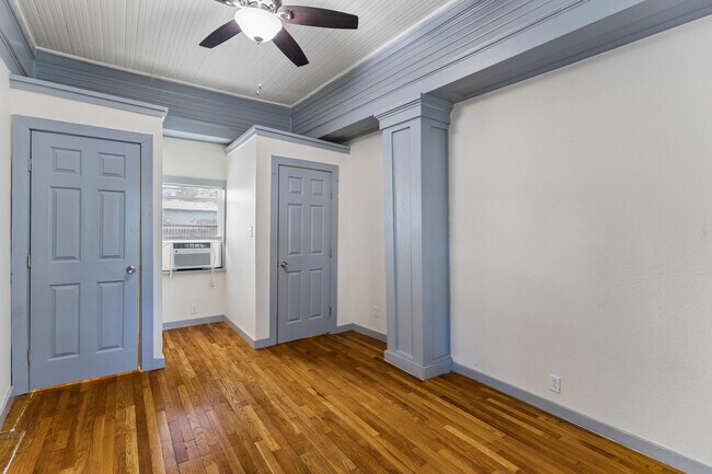Building Photo - 1025 W Craig Pl