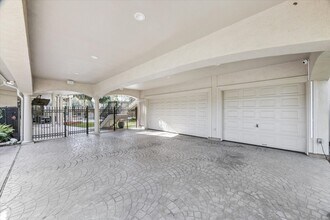 Building Photo - 600 Royal Oaks Dr