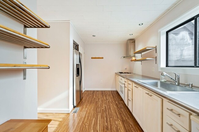 Foto del edificio - Adorable 3-Bedroom 1.5 Bath Townhome In A Peaceful Wooded Setting In Chapel Hill!