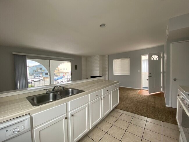 Building Photo - Balboa Peninsula 3 bed / 2 bath Rental