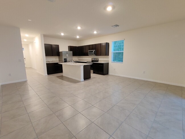 Building Photo - 423 Whispering Oaks Ct