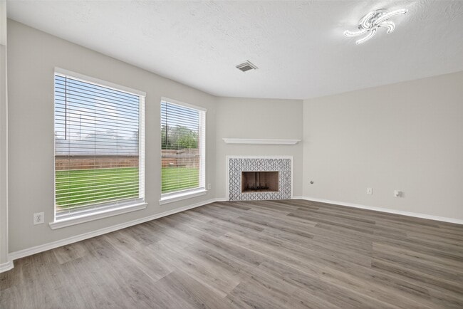 Building Photo - 6915 Great Oaks Shadow Dr