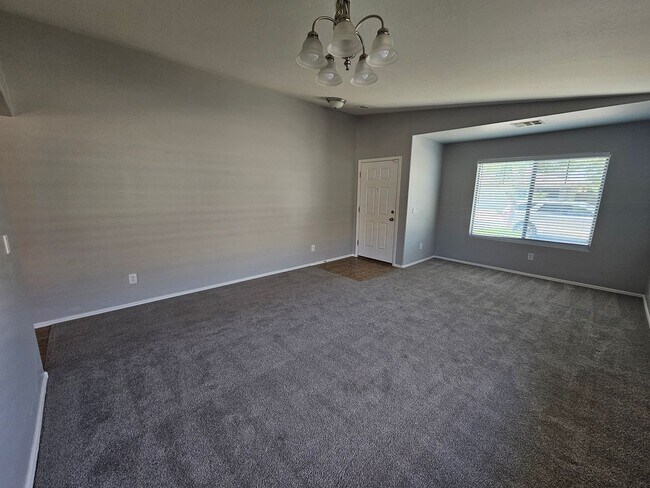 Foto del edificio - 45360 W Woody Rd