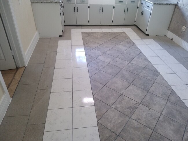 Foto del edificio - 4100 Lakeshore Dr