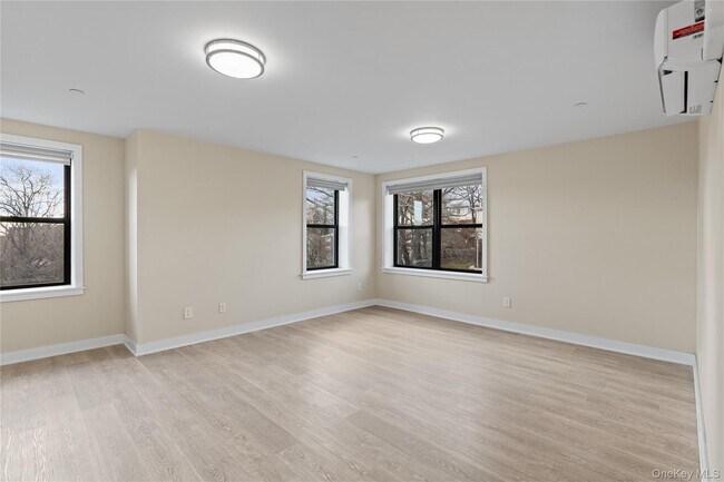 Foto del edificio - 135 Wakefield Ave