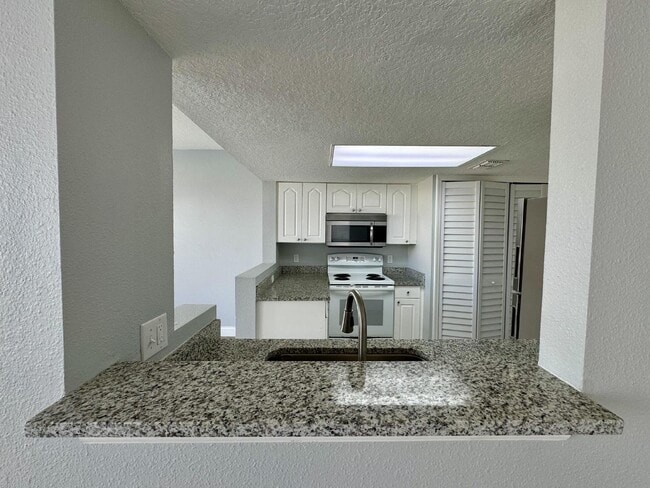 Building Photo - Contemporary Townhome for Rent in Davenpor...