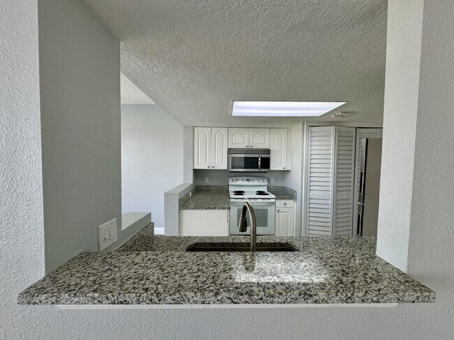 Foto del edificio - Contemporary Townhome for Rent in Davenpor...