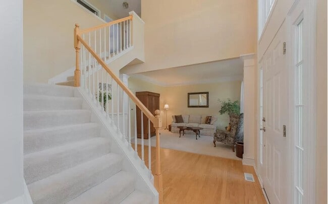 Building Photo - Beautiful large 4 bedroom Home