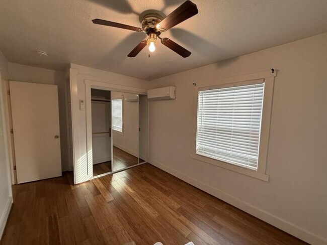 Building Photo - WHPH0101