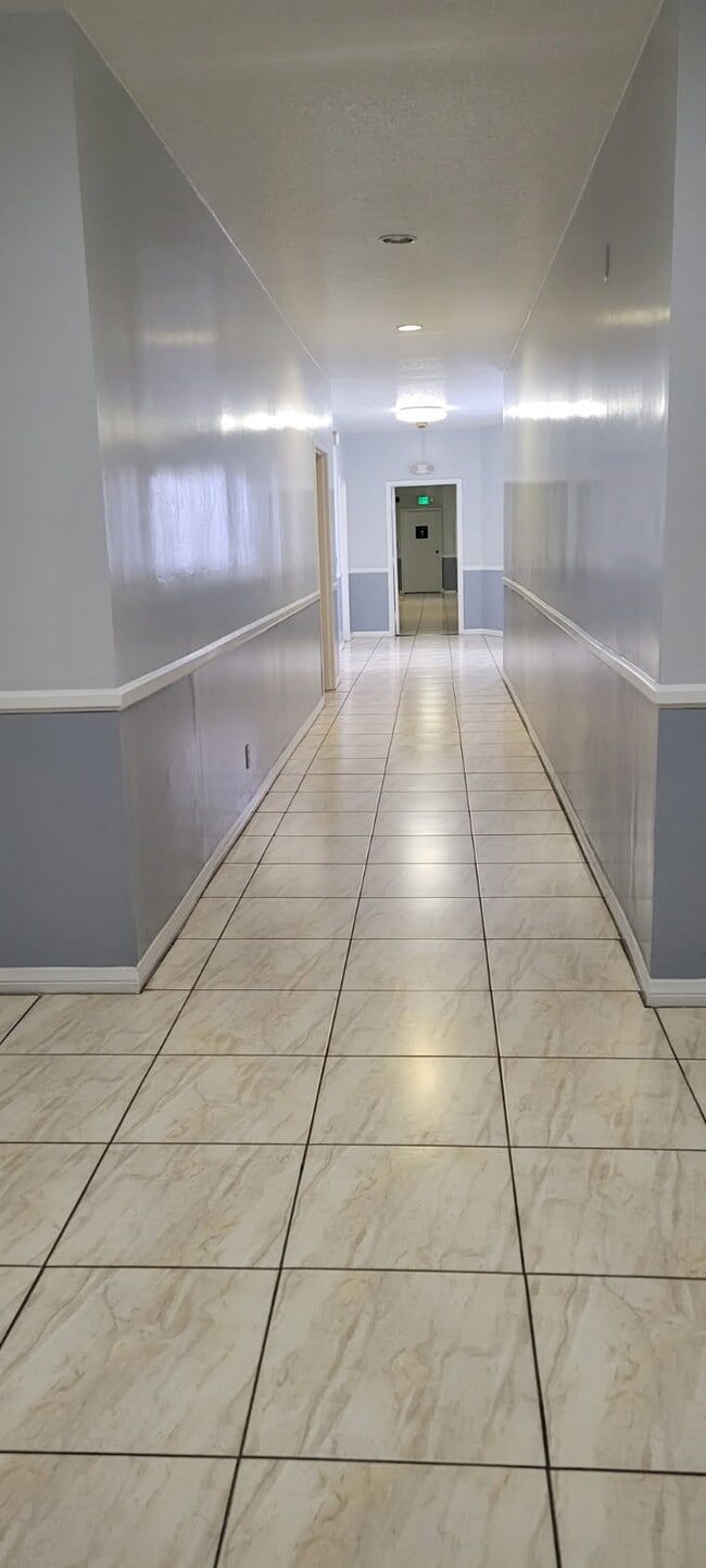 Pasillo a la unidad - 5135 Zelzah Ave