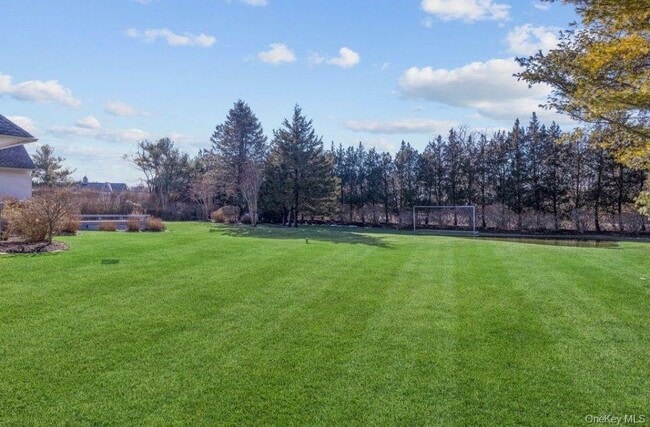 Foto del edificio - 582 Hayground Rd