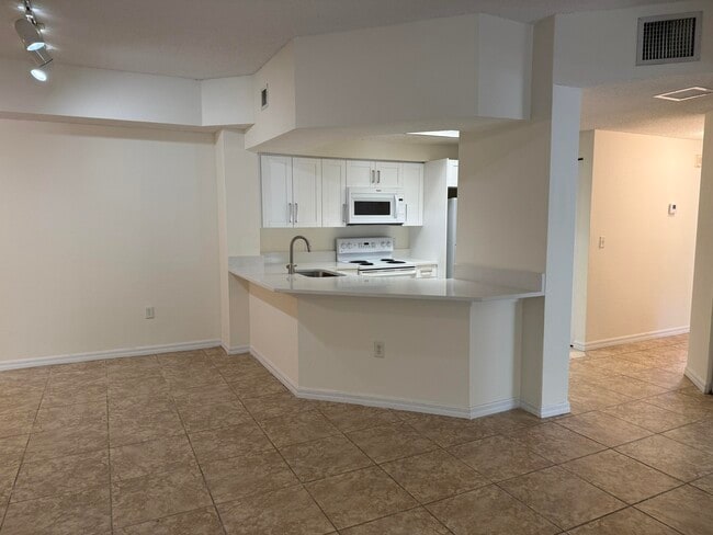 Building Photo - 3020 Alcazar Pl