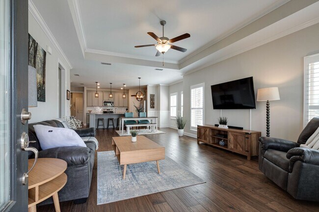 Building Photo - Beautiful open floor plan home with plenty...