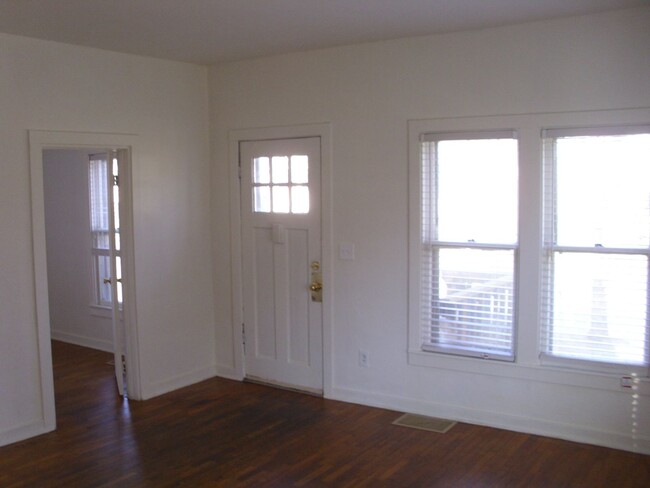 Building Photo - Centrally located 1-2 Bedroom