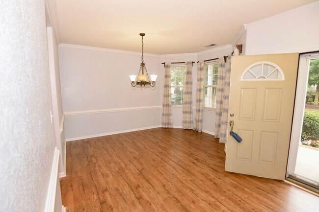 Foto del edificio - BEAUTIFUL 4 BED / 2.5 BATH SF AT TOWNE SQU...