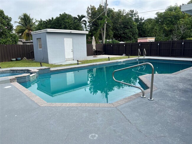 Foto del edificio - 12805 NE 11th Ct