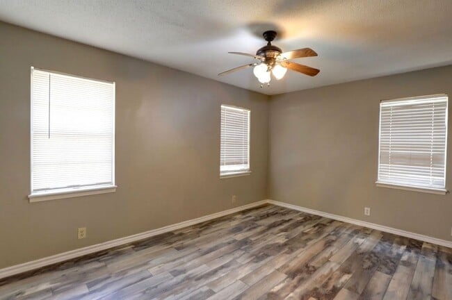 Building Photo - 711 Hillview St