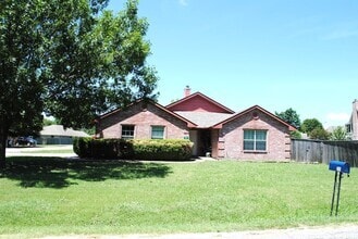 Building Photo - 305 N Elm St