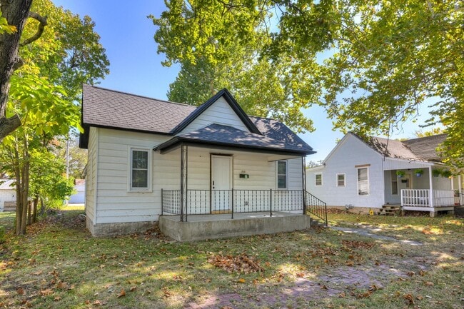 Building Photo - 1519 S Sergeant Ave