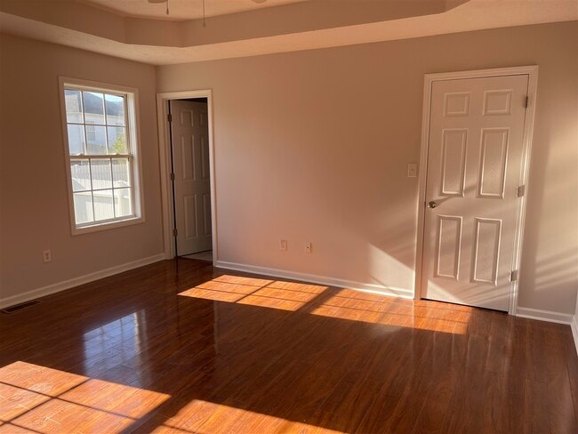 Building Photo - 3261 Cave Springs Ave