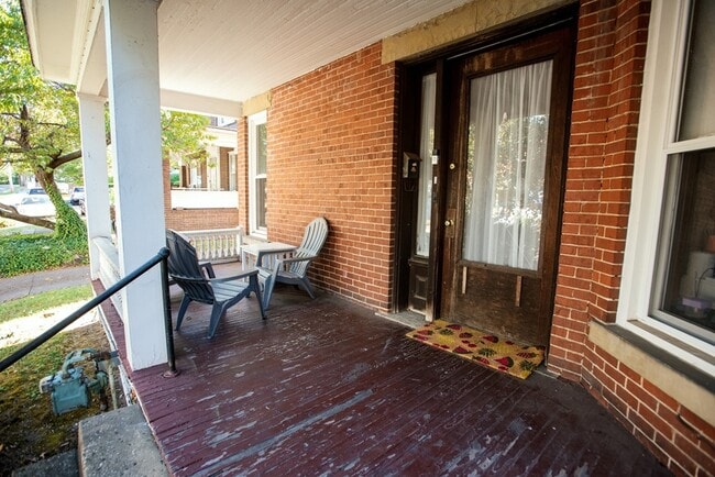 Foto del edificio - 27 N College St