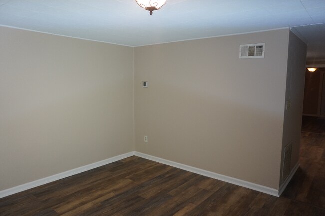 Foto del edificio - 7956 Eastdale Rd