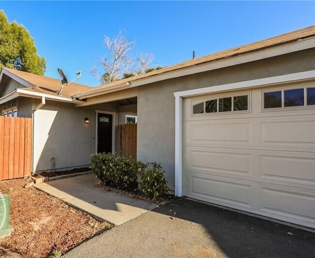 Foto del edificio - Single story 4 bedroom with large yard in ...