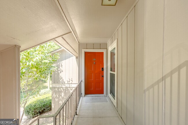 Building Photo - 8740 Roswell Rd